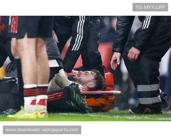 阿森纳门将拉亚出击失误，布拉德利吊射中横梁